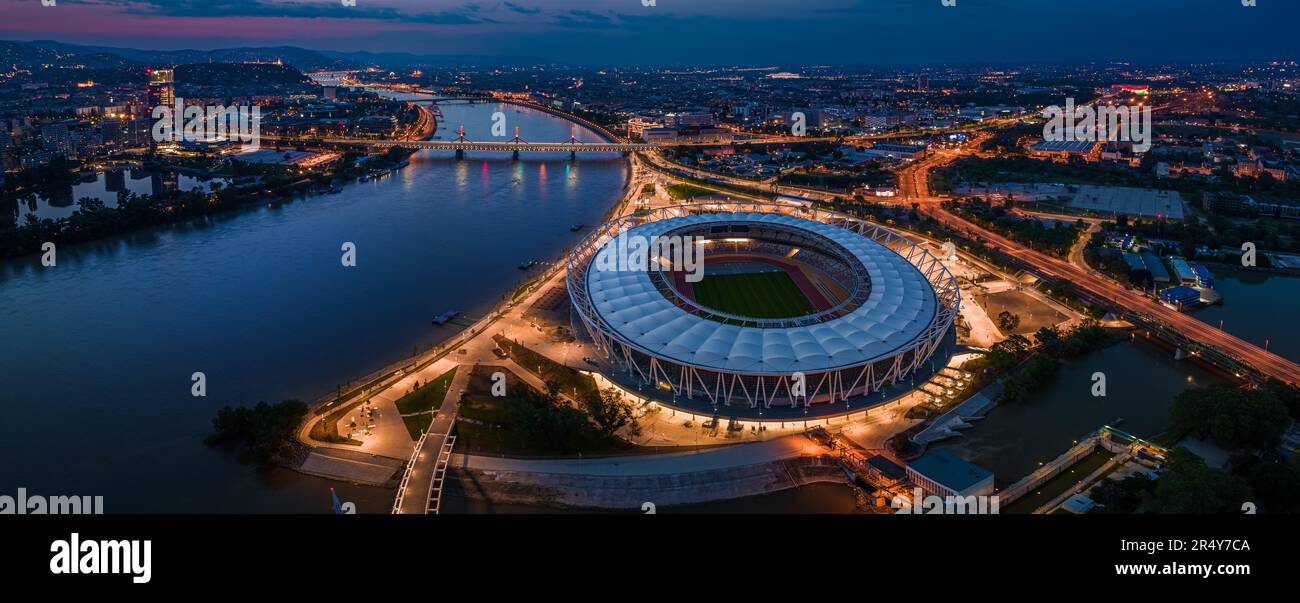 Budapest, Ungheria - veduta aerea panoramica di Budapest al tramonto, tra cui il Centro Nazionale di Atletica, il ponte Rakoczi, il campus MOL, l'Arena Puskas Foto Stock