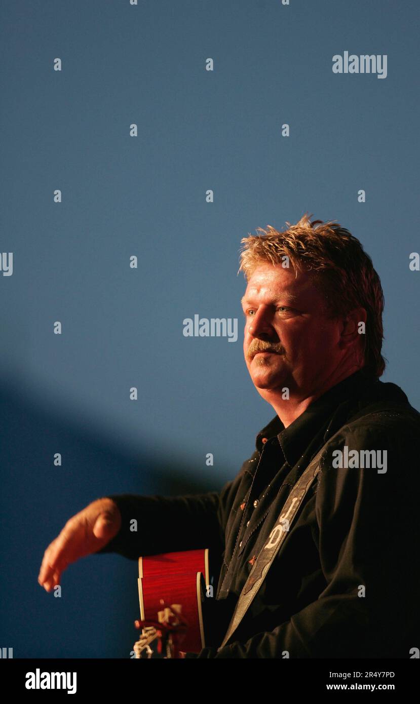 Joe Diffie, 47 anni, si esibisce nel corso di un concerto alla riunione annuale del South Kentucky RECC giovedì 8 giugno 2006 presso la fattoria della co-op vicino a Nancy, Pulaski County, Kentucky, USA. Nativo di Tulsa, Oklahoma, Diffie è una cantante, cantautrice e musicista country neotradizionale di grande talento, nota per le canzoni più famose del Billboard Hot Country come "Pickup Man", "If the Devil Danzed (in Empty Pockets), "Home", "Third Rock from the Sun" e "Bigger than the Beatles". (Apex MediaWire Foto di Billy Suratt) Foto Stock