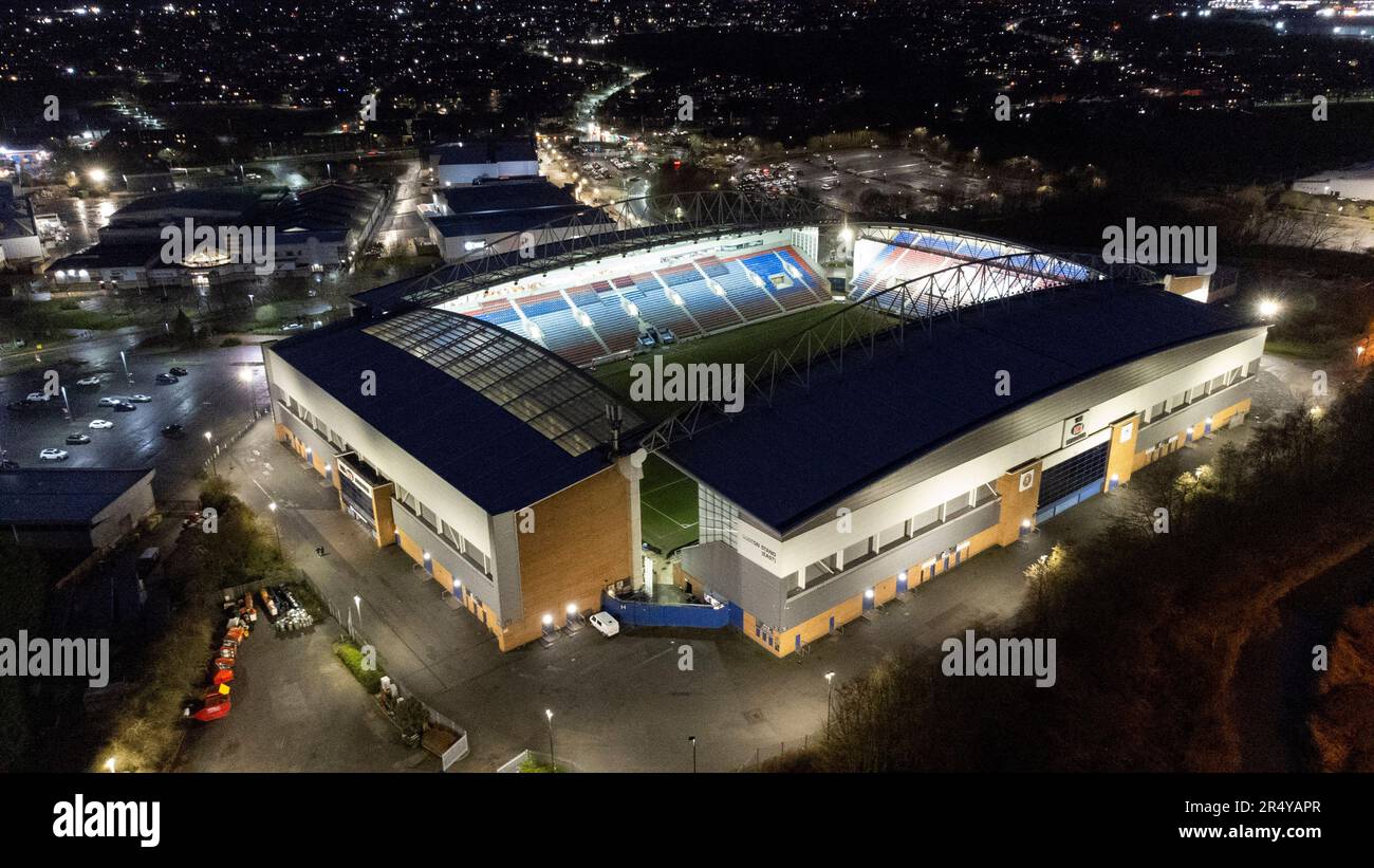 Vista aerea di notte del DW Stadium, sede del Wigan Athletic FC. Precedentemente noto come JJB Stadium Foto Stock