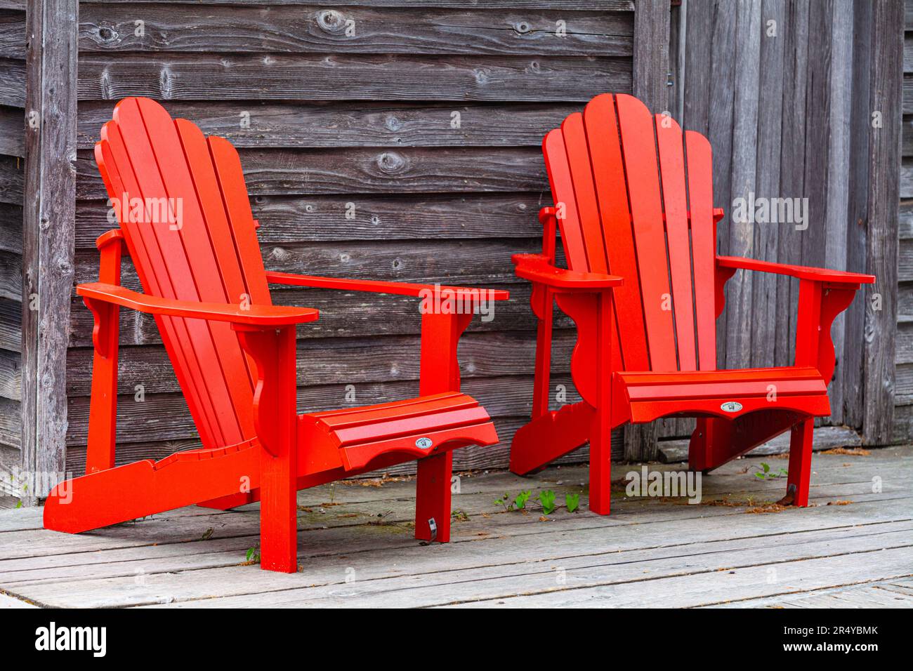 Due sedie rosse presso il cantiere navale Britannia di Steveston, British Columbia Canada Foto Stock