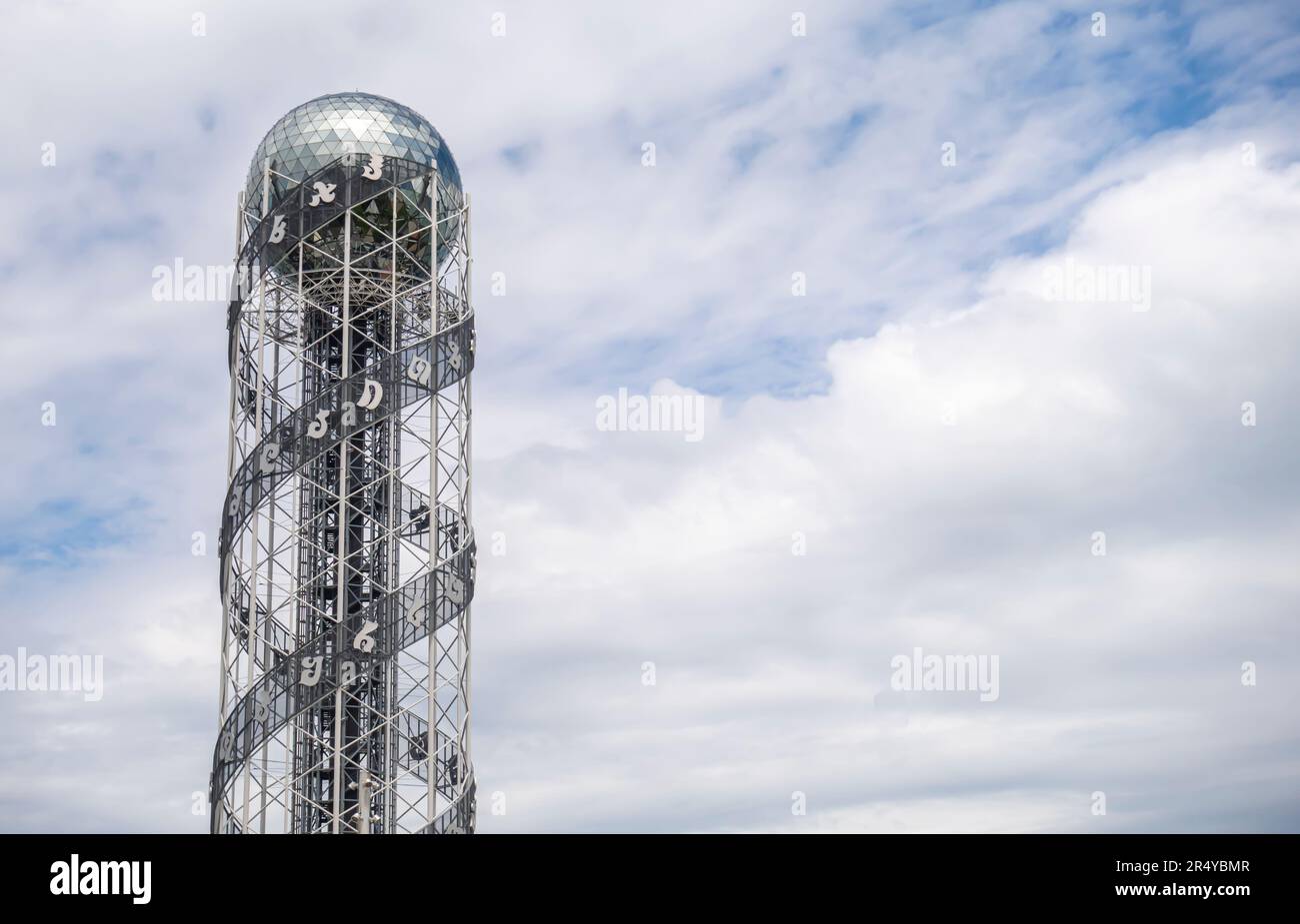 La Torre alfabetica è una torre alta 130 metri a Batumi, Georgia, costruita per simboleggiare l'unico alfabeto georgiano Foto Stock