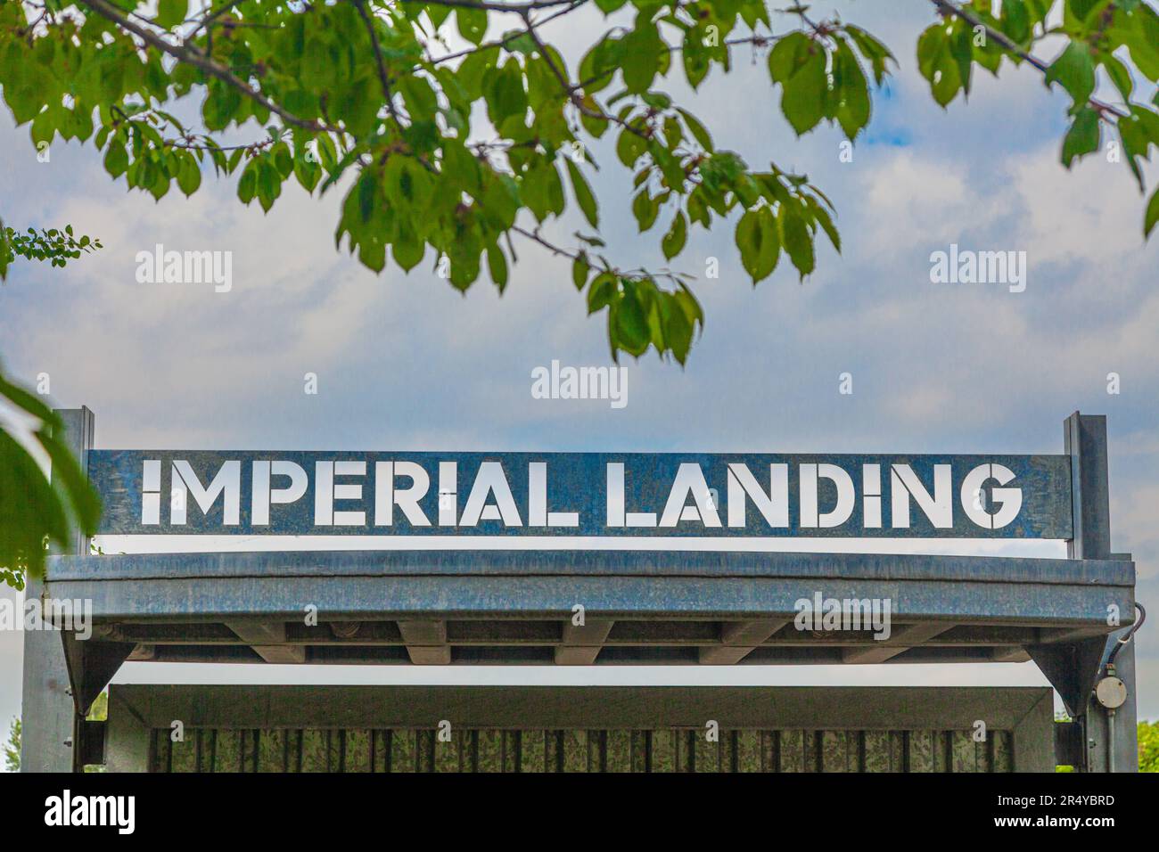 Cartello metallico presso l'ex sede dell'Imperial Landing Fish Processing Facility di Steveston British Columbia Canada Foto Stock