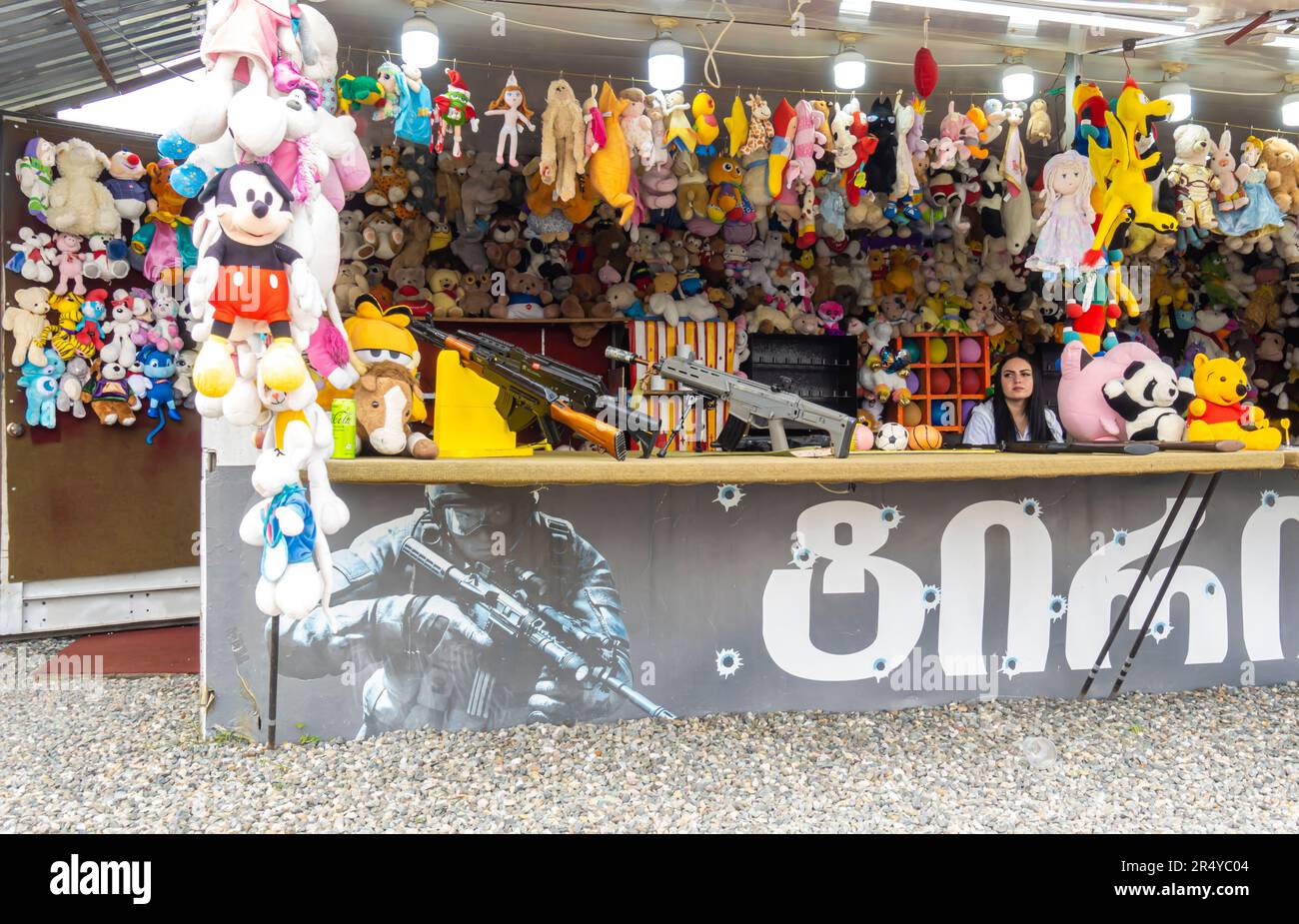 Galleria di tiro Street stand, negozio di tiro giocattolo dove i turisti possono sparare e vincere un premio. Batumi, Georgia Foto Stock