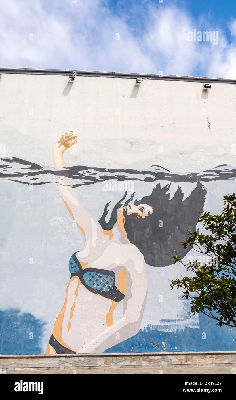 Annegando donna prendendo selfie murale, Street art Batumi Georgia Foto Stock