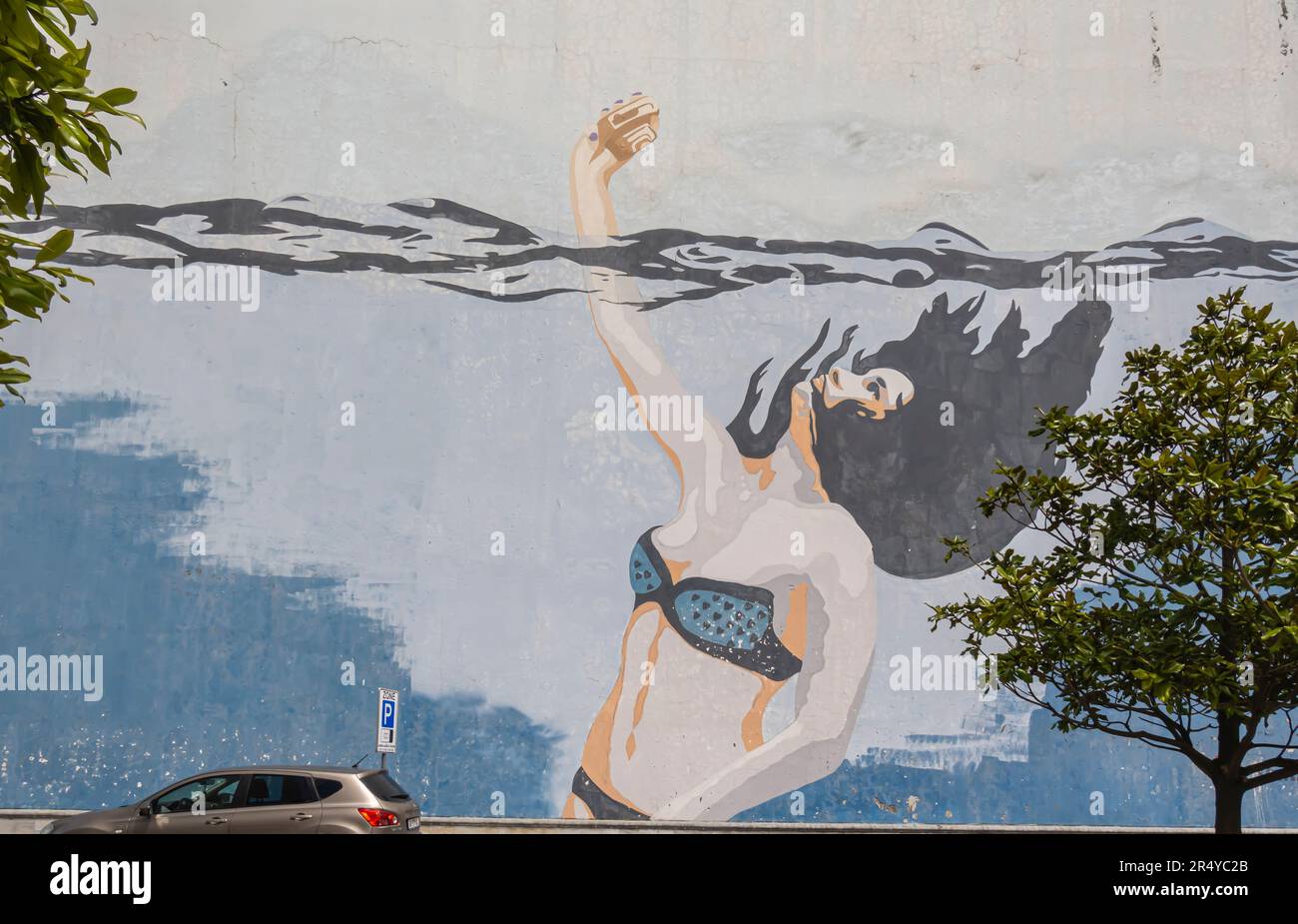 Annegando donna prendendo selfie murale, Street art Batumi Georgia Foto Stock