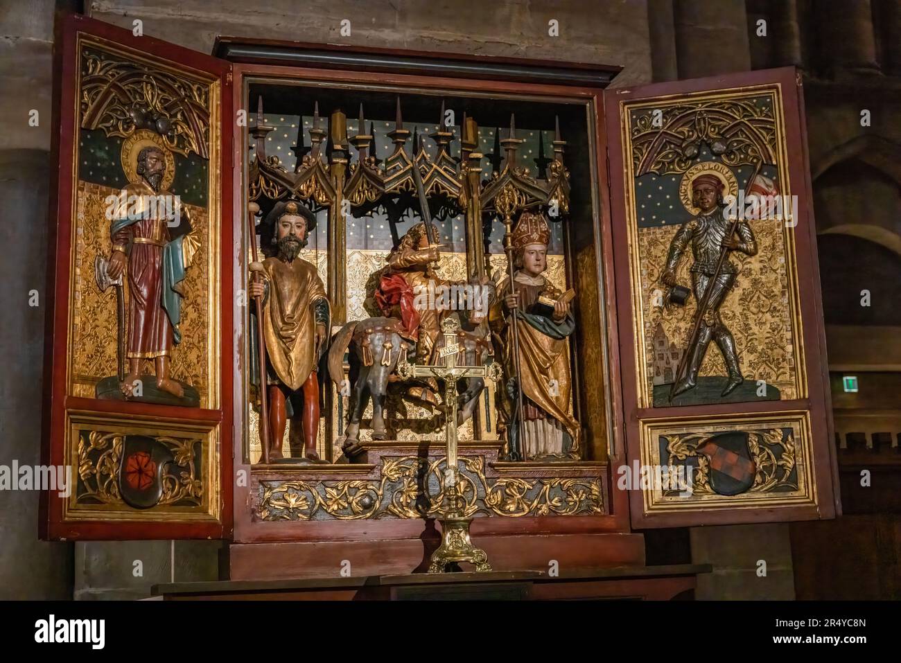 Pala d'altare trittico in legno di San Maurizio nella Cattedrale di nostra Signora di Strasburgo in Place de la Cathédrale, Strasburgo, Francia Foto Stock