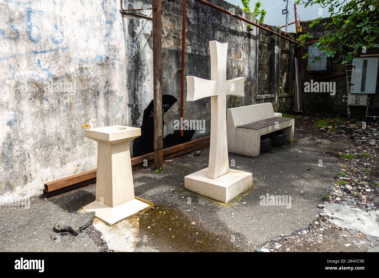 Georgiano ortodosso cortile in pietra croce e fontana. Centro di Batumi, Georgia Foto Stock