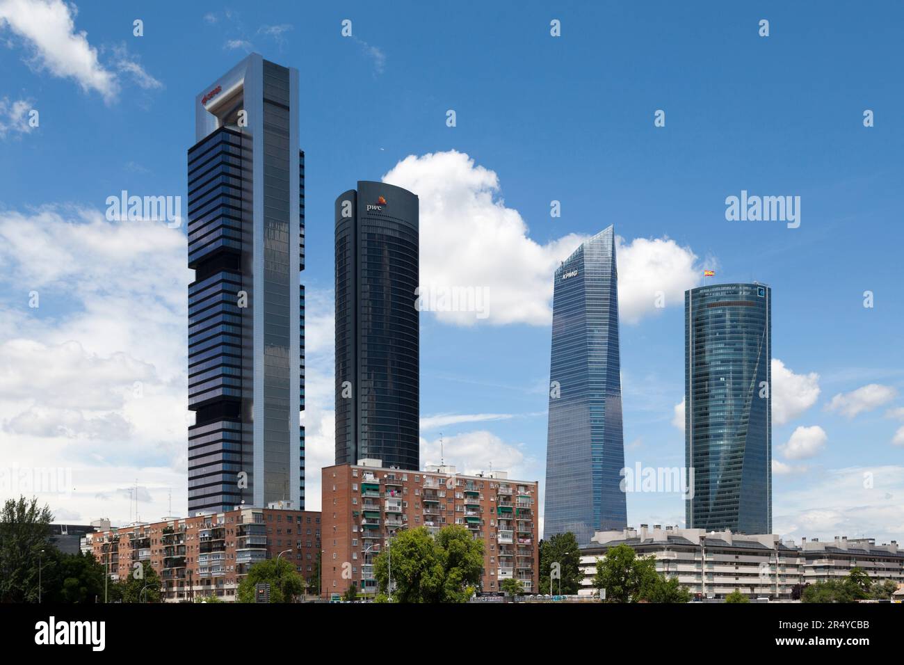 Madrid, Spagna - Giugno 07 2018: La zona commerciale Cuatro Torres con da destra a sinistra: Torre Espacio, Torre de Cristal, Torre PwC e Torre Cepsa. Foto Stock