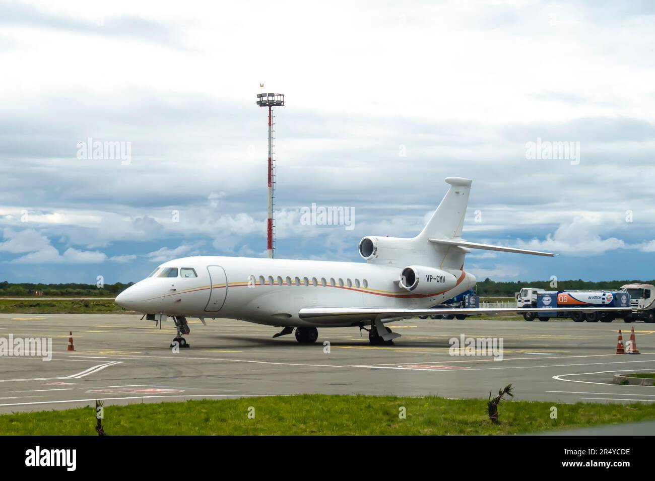 Dassault Falcon 7X jet privato parcheggiato su asfalto, senza segnali di identificazione, aeroporto di Batumi, jet privati su Tarmac Foto Stock