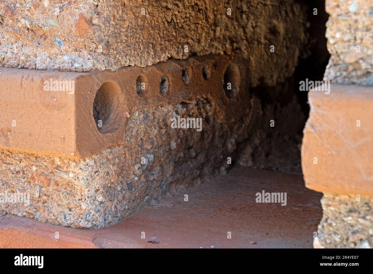 Dettagli in muratura a mattoni cavi dalle rovine della Basilica di San 6th ° secolo Giovanni, costruito per ordine dell'imperatore bizantino Giustiniano, a Efeso, Tu Foto Stock