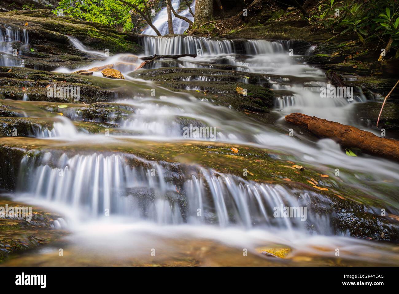 Una cascata sotto Lower Falls all'Hanging Rock state Park Foto Stock