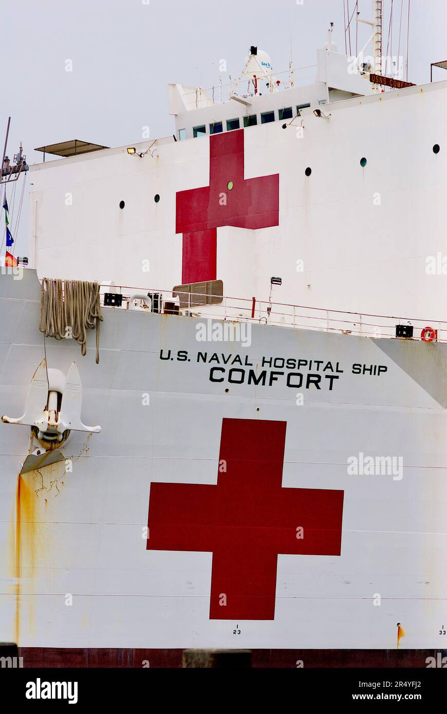 Norfolk, Virginia, USA - 30 maggio 2023: Primo piano della prua degli Stati Uniti Naval Hospital Ship Comfort con base alla Naval Station di Norfolk. Foto Stock