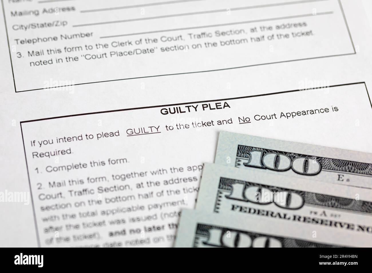 Modulo di biglietto stradale e denaro contante. Citazioni di traffico, fine e concetto di legge. Foto Stock