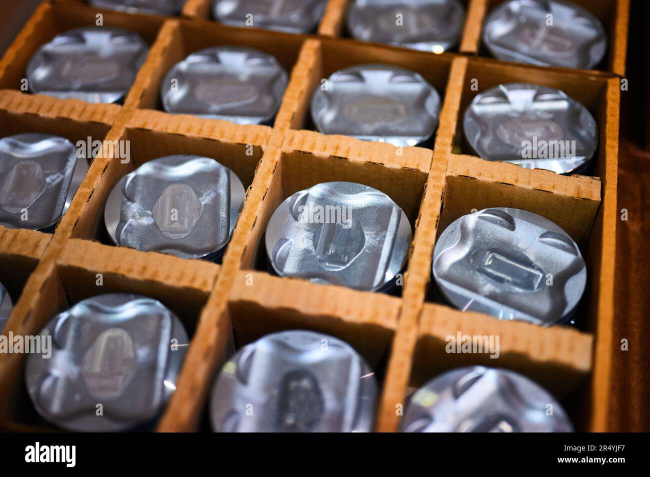 Lotto finito di pistoni in alluminio per motore auto in box Foto Stock