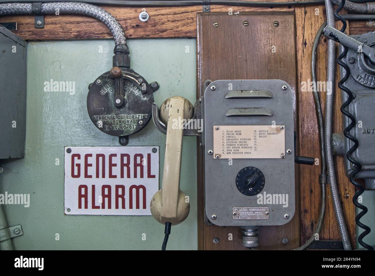 Telefono con allarme generale su una nave da carico Foto Stock