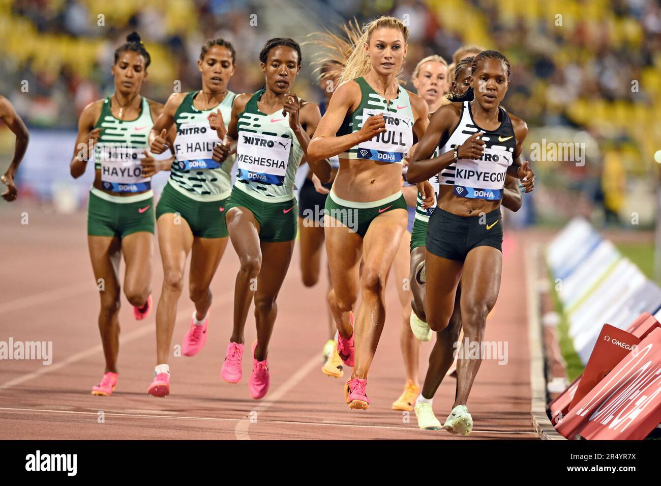 Faith Kipyegon (KEN) sconfigge Jessica Hull (AUS) vincendo i 1.500 m femminili in 3:58,47 durante il Doha Diamond League Meeting, venerdì 5 maggio 2023, al Qatar Sports Club di Doha, Qatar. (Jiro Mochizuki/immagine dello sport) Foto Stock