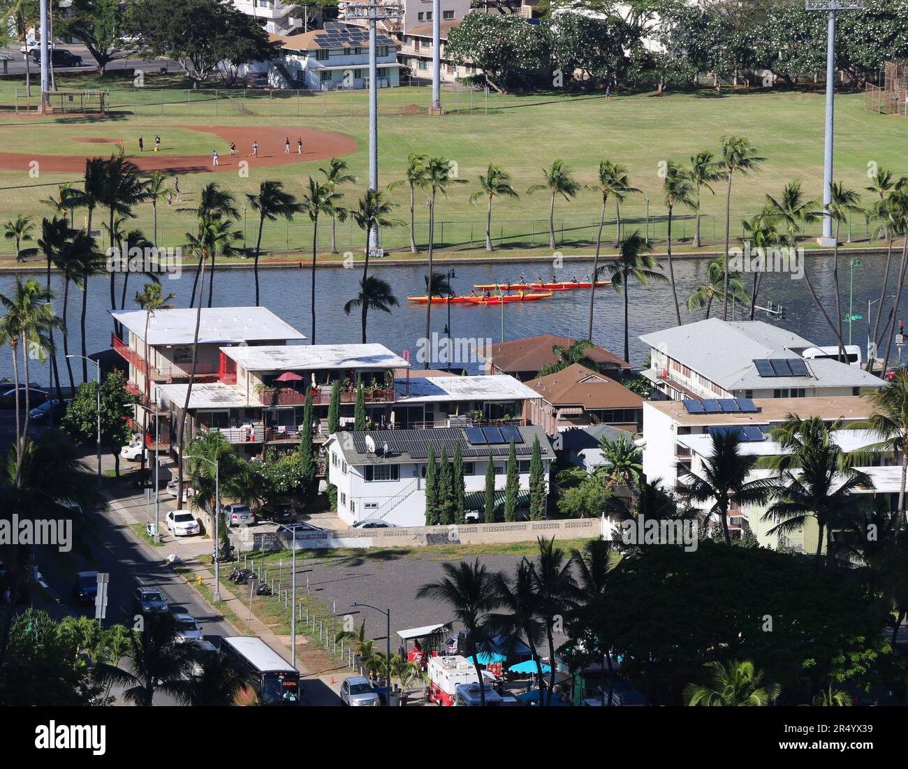 Honolulu, Hawaii, USA – 26 maggio 2023: I canoe rosso brillante sul canale Ala Wai si allenano al mattino presto. Foto Stock