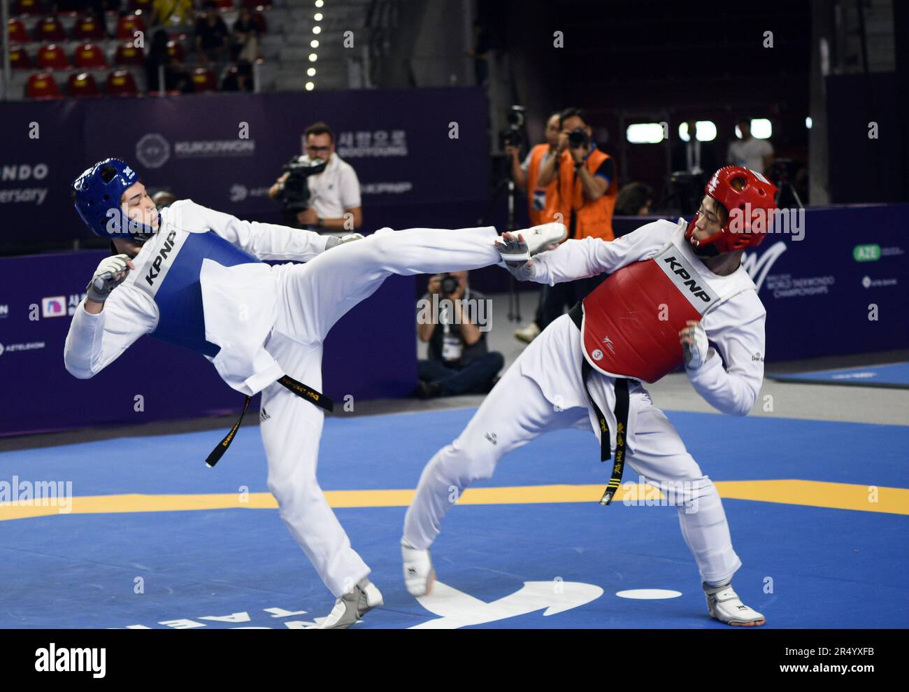 Baku, Azerbaigian. 30th maggio, 2023. Higashijima Seiya (R) del Giappone compete con William Cunningham degli Stati Uniti durante il 58kg° turno maschile del 64 al World Taekwondo Championships 2023 a Baku, Azerbaigian, 30 maggio 2023. Credit: Tofiq Babayev/Xinhua/Alamy Live News Foto Stock