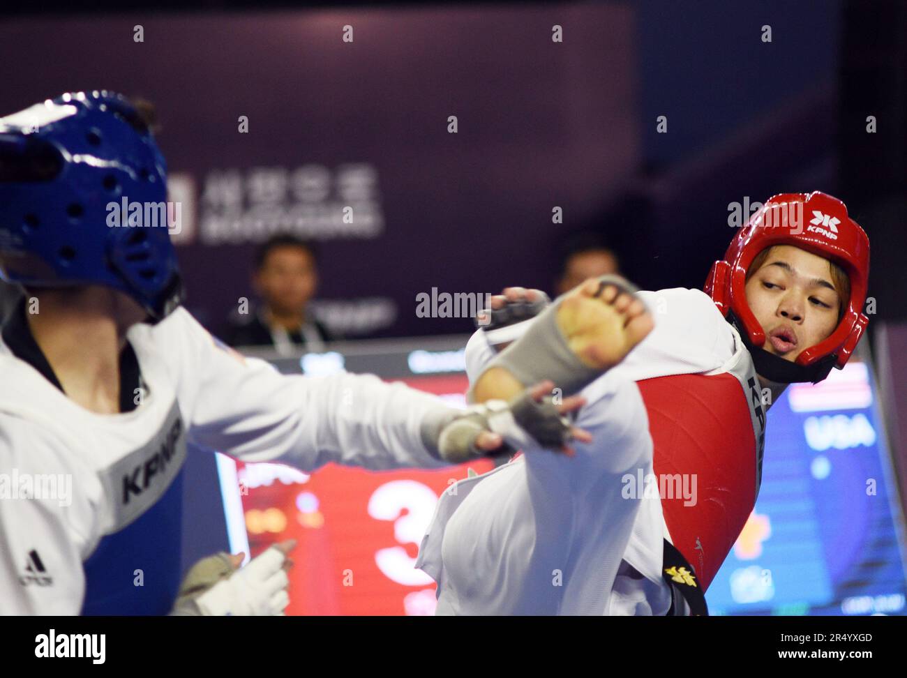 Baku, Azerbaigian. 30th maggio, 2023. Higashijima Seiya (R) del Giappone compete con William Cunningham degli Stati Uniti durante il 58kg° turno maschile del 64 al World Taekwondo Championships 2023 a Baku, Azerbaigian, 30 maggio 2023. Credit: Tofiq Babayev/Xinhua/Alamy Live News Foto Stock