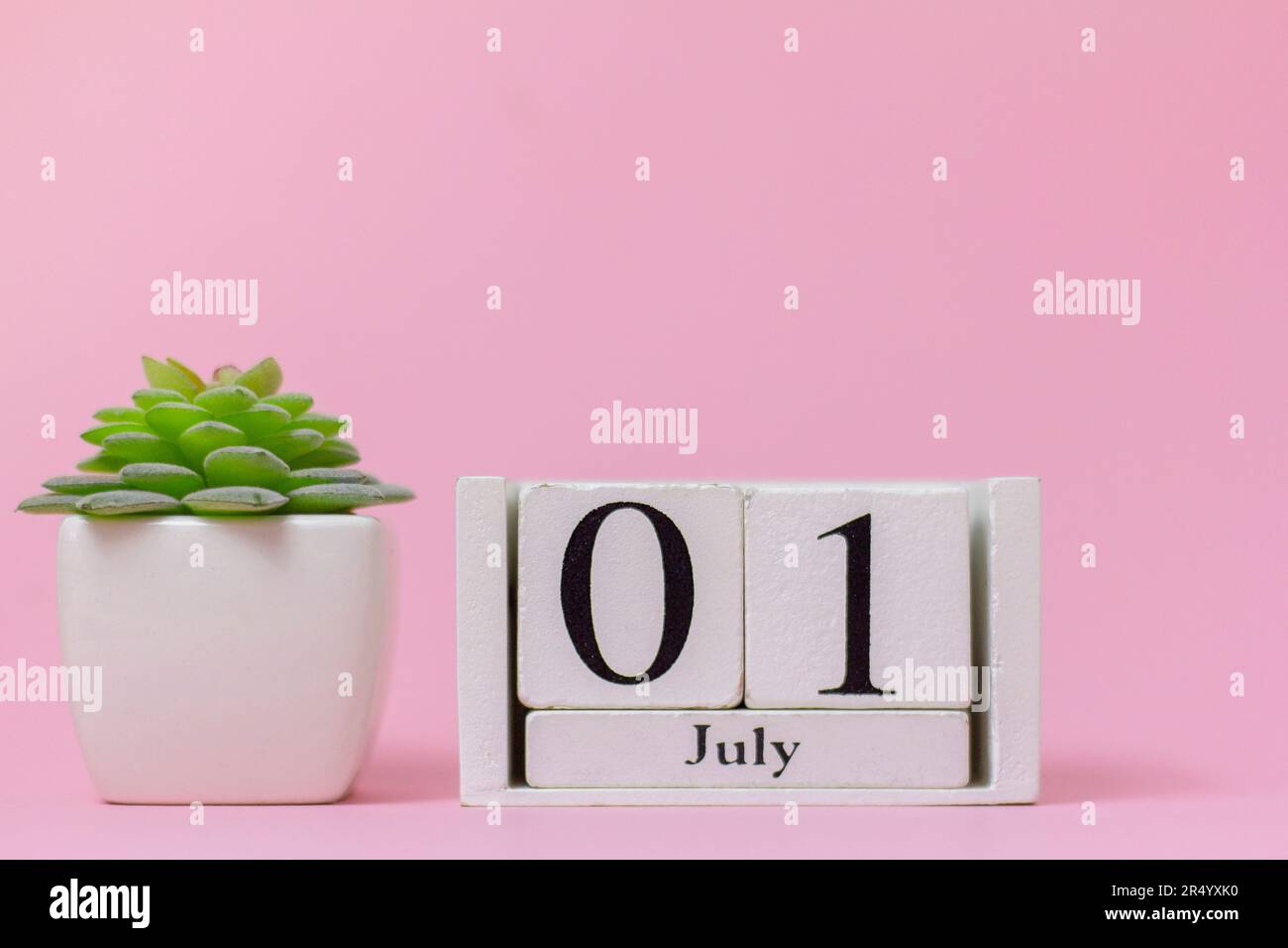 Luglio 1 sul calendario su sfondo rosa, la data di inizio del nuovo mese Foto Stock