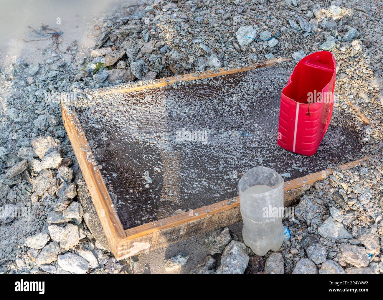 Utensili per il lavaggio e la cernita delle pietre e dei metalli preziosi dall'estrazione delle miniere Foto Stock