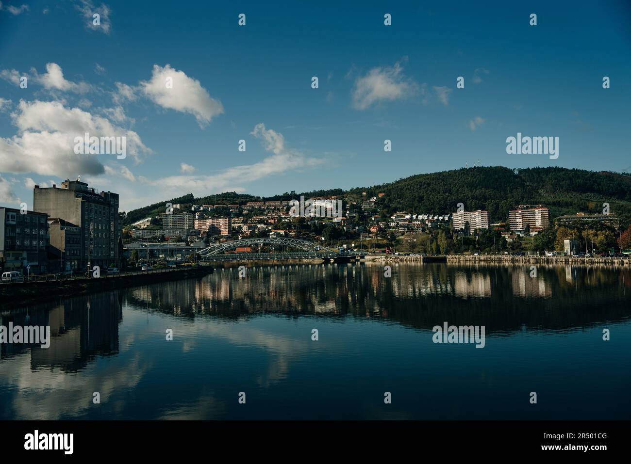 Pontevedra, Galizia. Spagna. Febbraio 2023 Pontevedra vista sulla città, il fiume Lerez e il ponte delle correnti. Foto di alta qualità Foto Stock