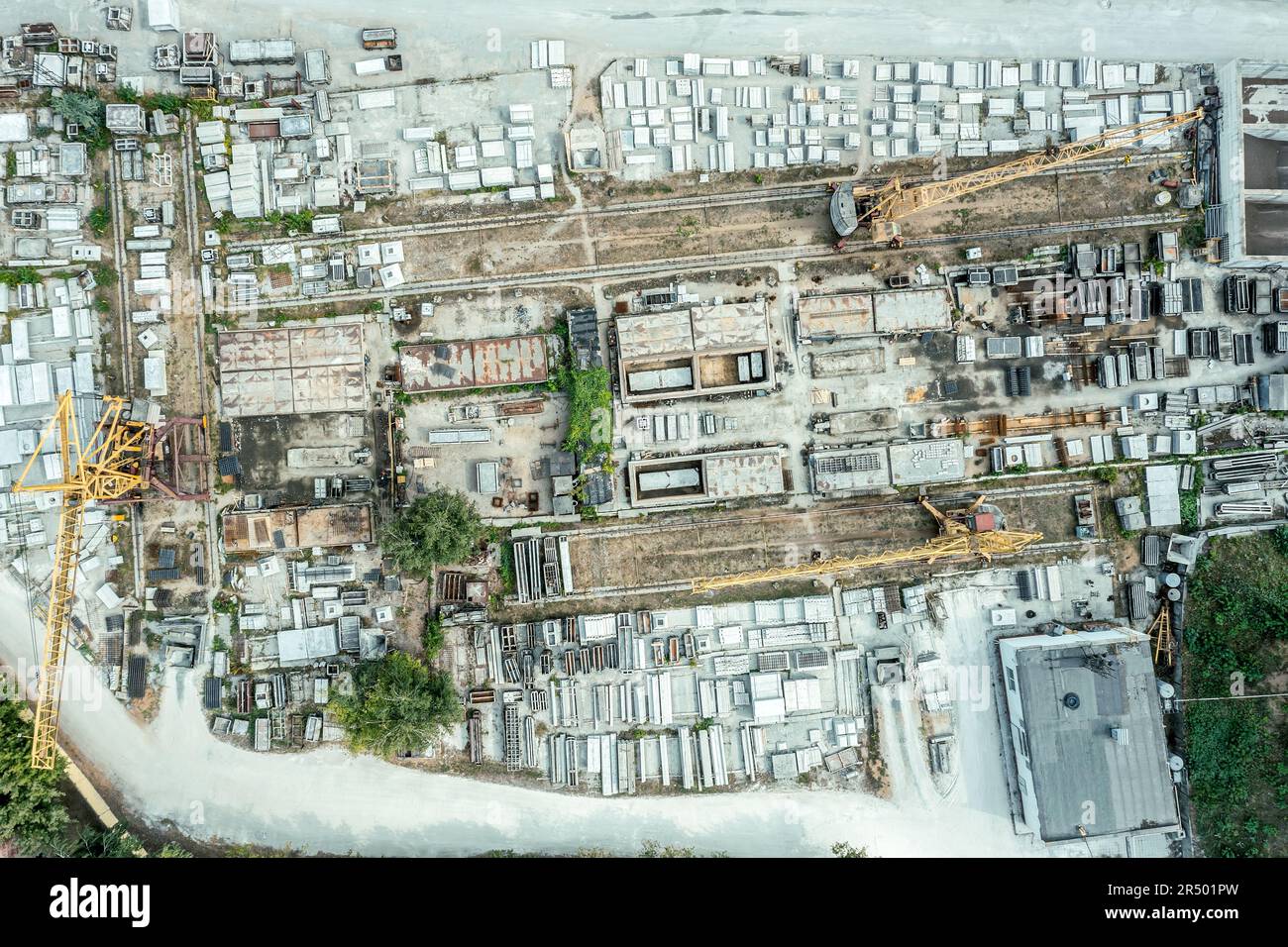 grande stoccaggio di materiali da costruzione. zona industriale della città dall'alto. foto del drone. Foto Stock