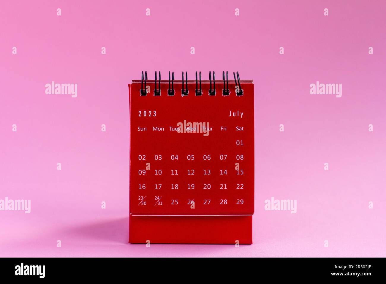 Calendario da tavolo per luglio 2023 su sfondo rosa Foto Stock