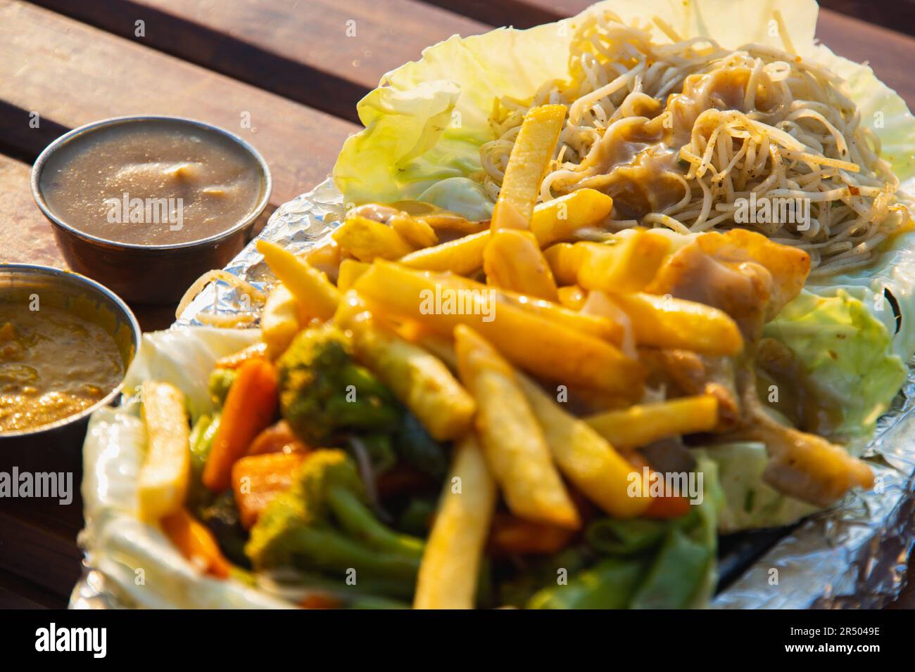 Un piatto di pollo sizzler con patatine fritte Foto Stock