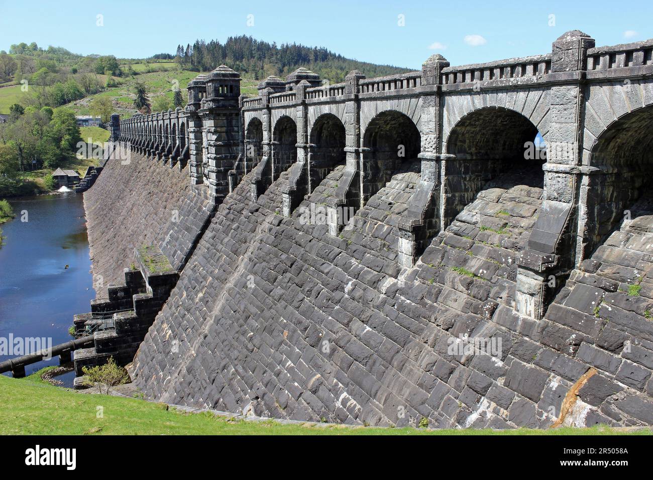 La pietra-diga costruita a Lake Vyrnwy RSPB Riserva, Powys, Wales, Regno Unito Foto Stock