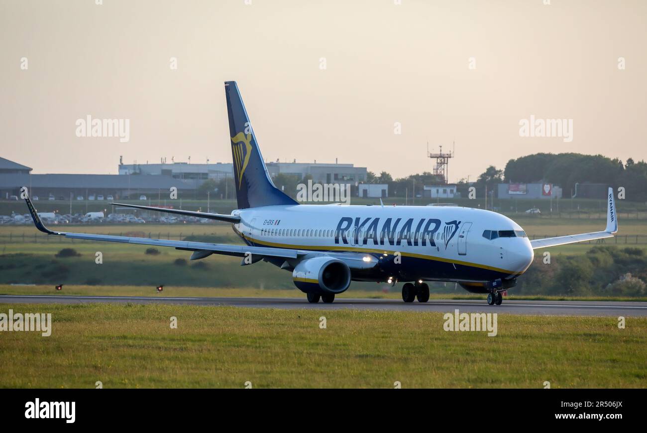 Aeroporto di Cork. Cork, Irlanda. 31st maggio, 2023. Un Ryanair Boeing 737 sulla pista mentre si prepara per il decollo a Londra Stansted dall'aeroporto di Cork, Cork, Irlanda. - Credit; David Creedon / Alamy Live News Foto Stock