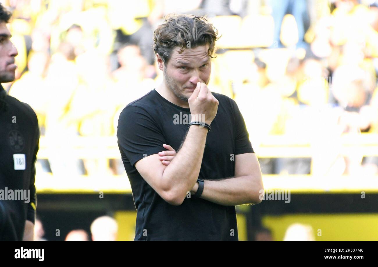 Bundesliga, Signal Iduna Park Dortmund: Borussia Dortmund vs FSV Mainz 05; l'allenatore Edin Terzic (BVB) frustrato dopo la fine della partita con lacrime agli occhi. Foto Stock