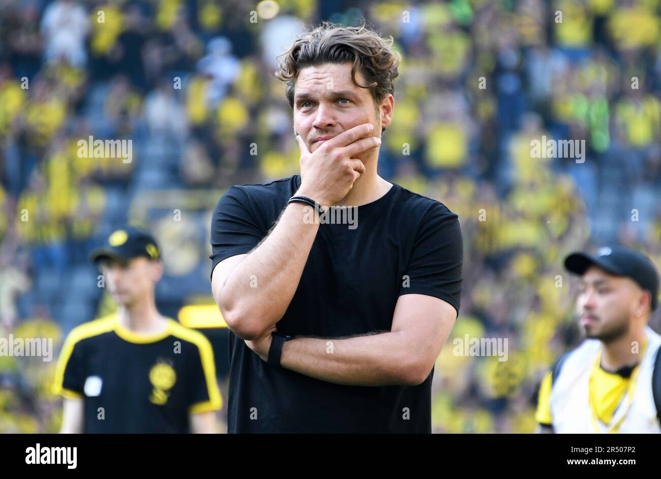 Bundesliga, Signal Iduna Park Dortmund: Borussia Dortmund vs FSV Mainz 05; l'allenatore Edin Terzic (BVB) frustrato dopo la fine della partita con lacrime agli occhi. Foto Stock