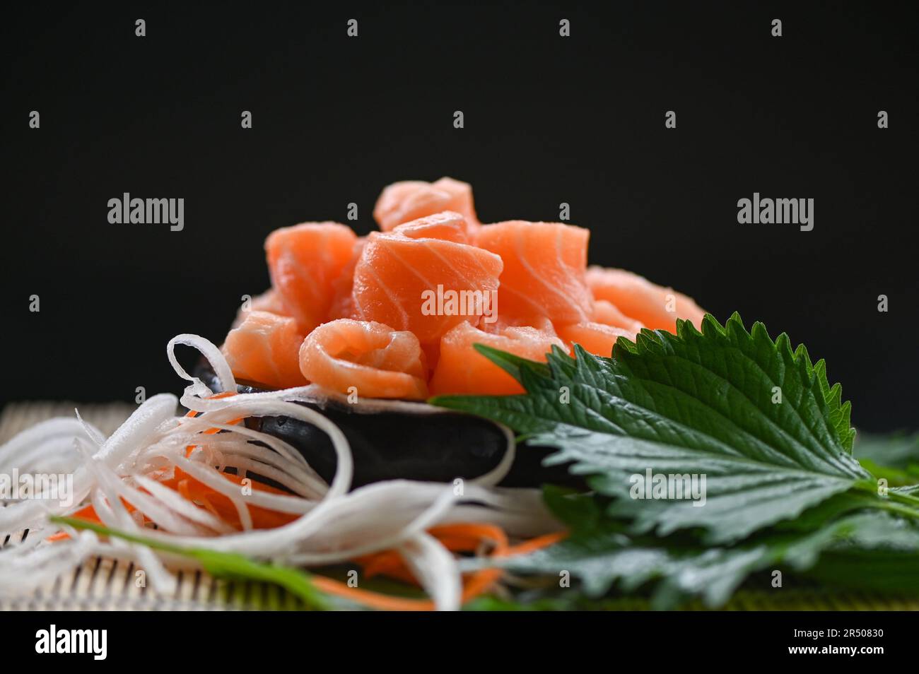 salmone sashimi cibo filetto di salmone menu giapponese con foglia di siso perilla erbe e spezie, salmone fresco crudo pesce per la cucina di pesce pesce salmone f Foto Stock
