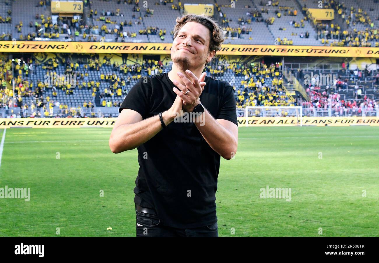 Bundesliga, Signal Iduna Park Dortmund: Borussia Dortmund vs FSV Mainz 05; l'allenatore Edin Terzic (BVB) frustrato dopo la fine della partita con lacrime agli occhi. Foto Stock