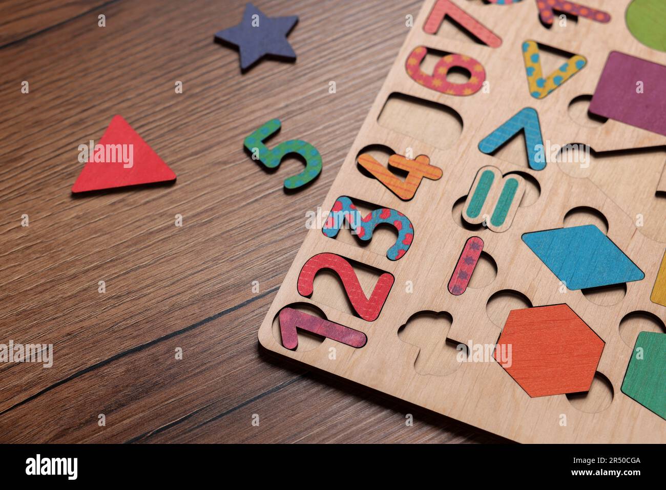 Kit gioco matematico per bambini su tavolo di legno, primo piano Foto Stock