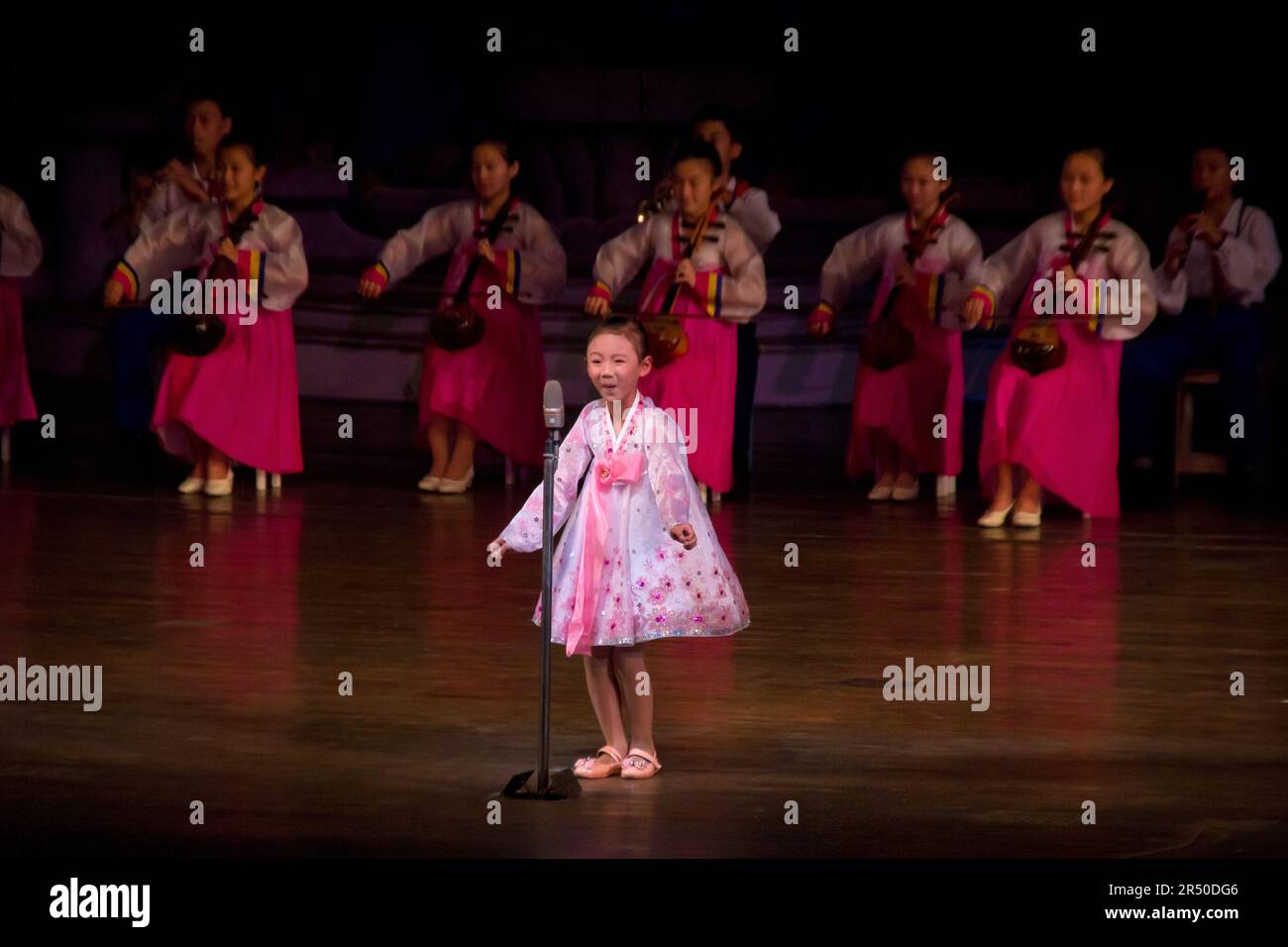 I bambini che si esibiscono presso il Palazzo dei Bambini della Scuola di Mangyongdae a Pyongyang, nella Corea del Nord Foto Stock