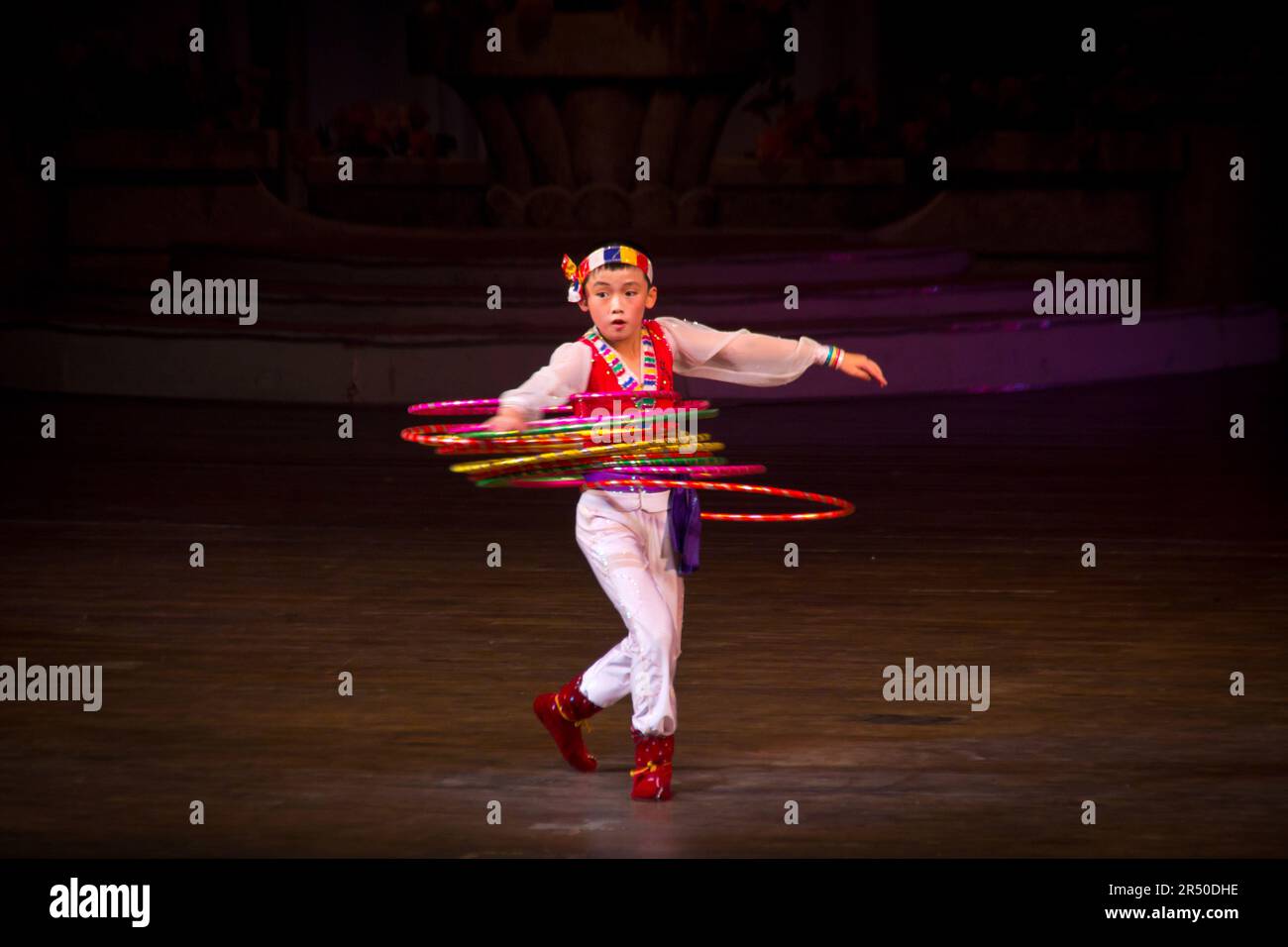 I bambini che si esibiscono presso il Palazzo dei Bambini della Scuola di Mangyongdae a Pyongyang, nella Corea del Nord Foto Stock
