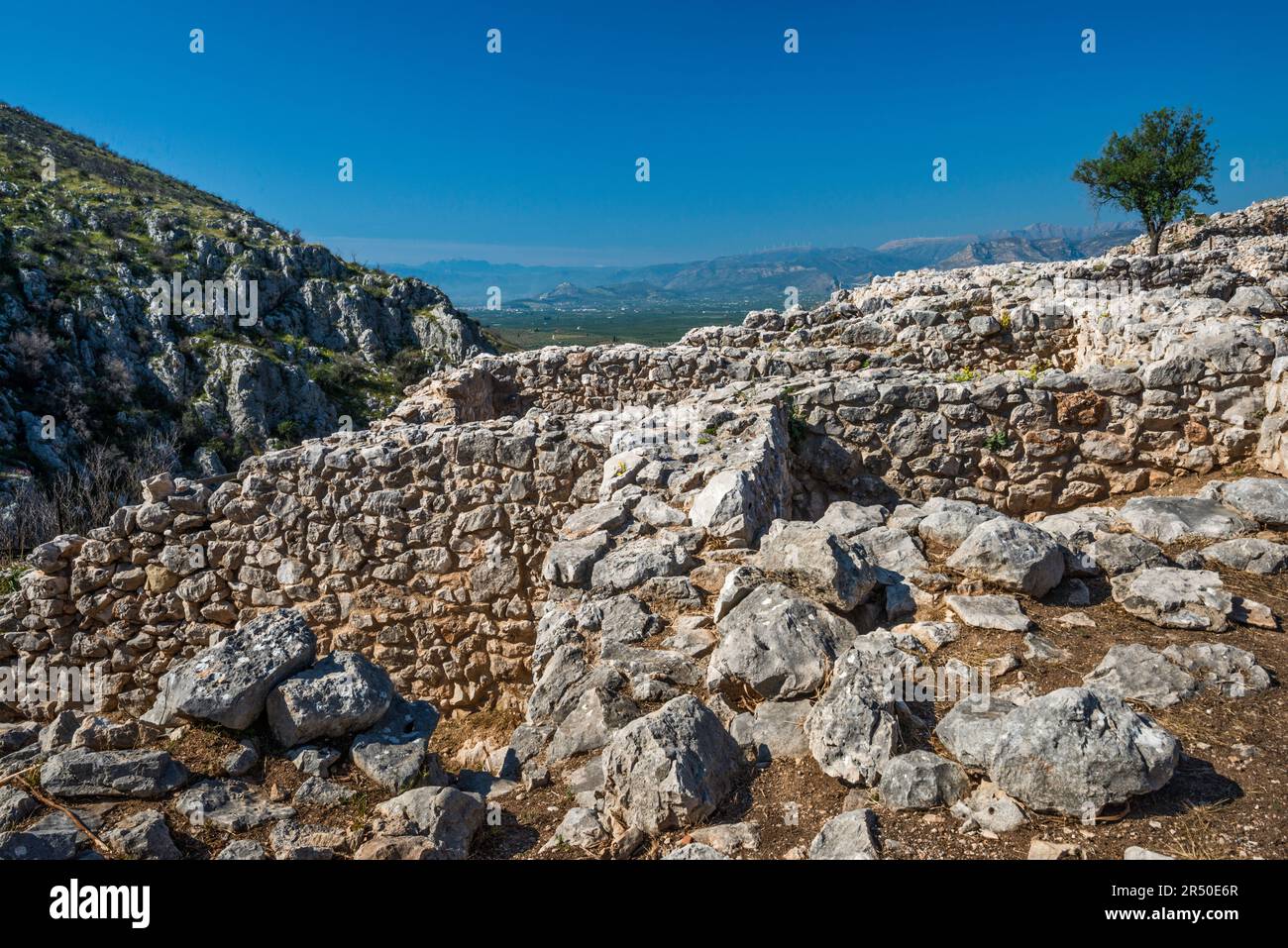 Resti di edifici vicino al palazzo principale, Cittadella di Micene, Peloponneso regione, Grecia Foto Stock