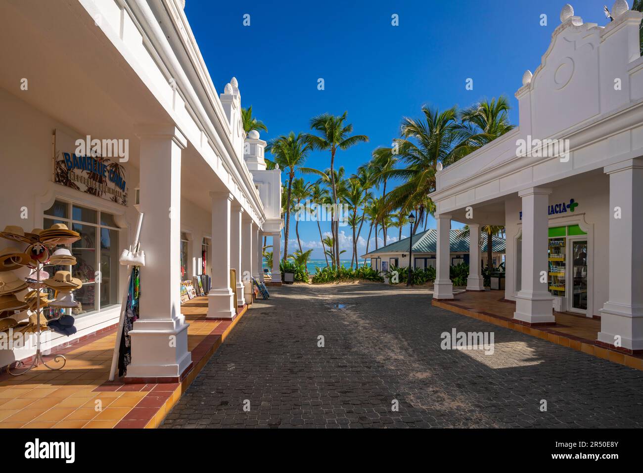 Vista di negozi, spiaggia e palme in una giornata di sole, Bavaro Beach, Punta Cana, Repubblica Dominicana, Indie occidentali, Caraibi, America centrale Foto Stock