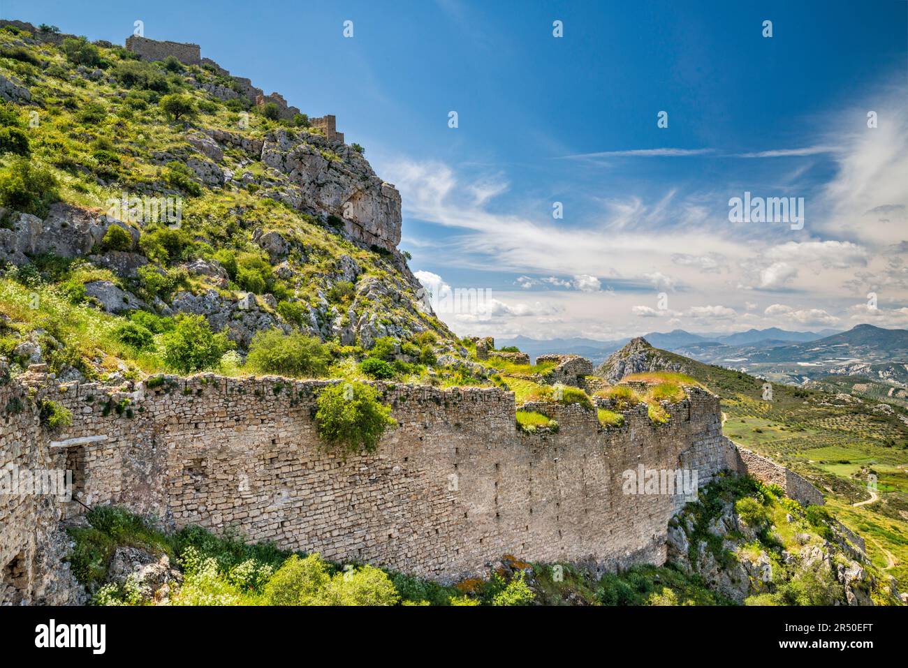 Guardando ad ovest dal Bastione di Temistocle, muro difensivo intorno alla porta C (terza porta), fortezza Acrocorinto, vicino Corinto, Peloponneso regione, Grecia Foto Stock