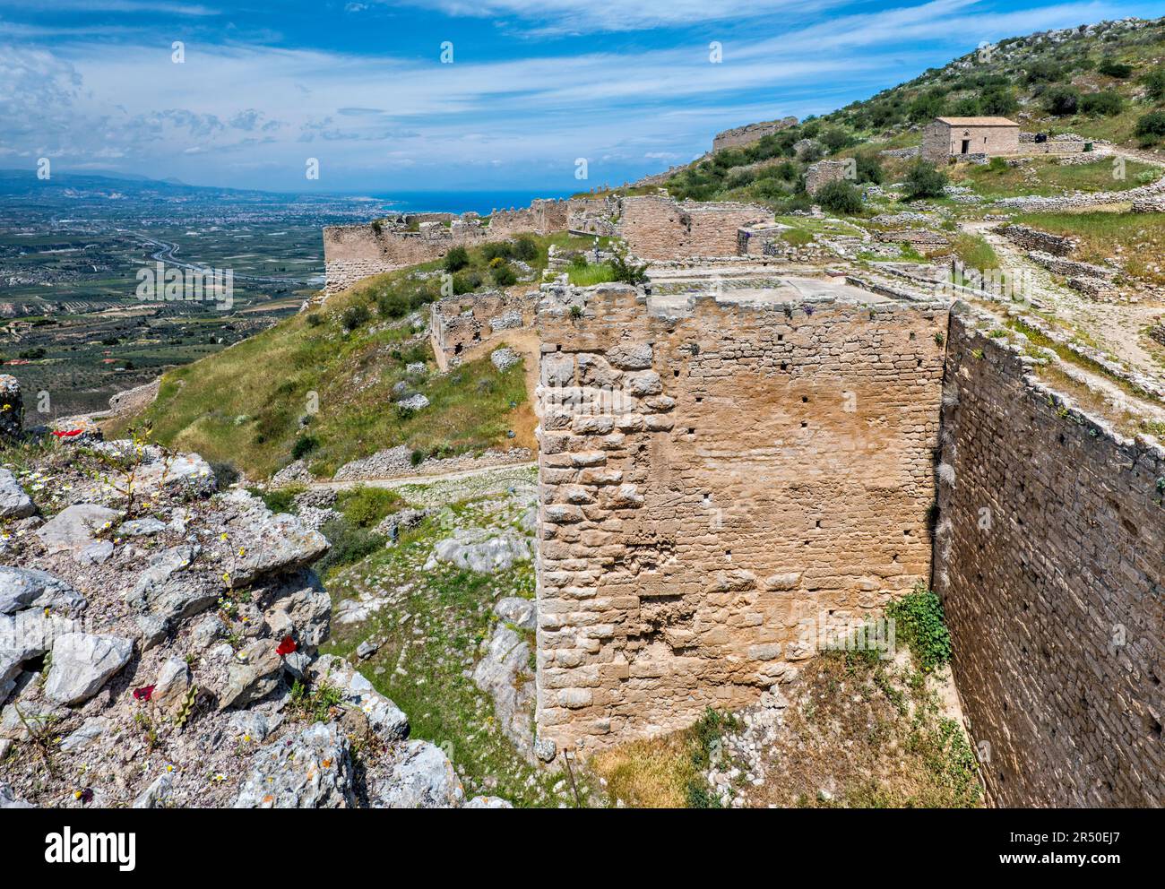 Guardando verso nord verso il Golfo di Corinto dal Bastione di Temistocle vicino alla porta C (terza porta), fortezza Acrocorinto, vicino a Corinto, Peloponneso, Grecia Foto Stock