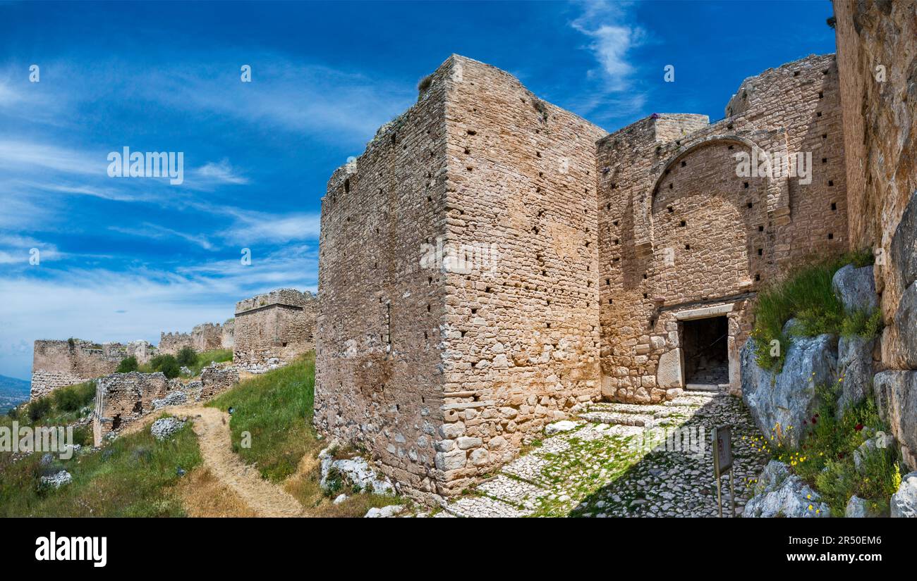 Porta C (terza porta), bastioni, mura difensive, fortezza Acrocorinto, vicino Corinto, Regione del Peloponneso, Grecia Foto Stock