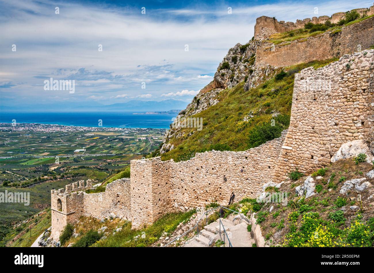 Mura difensive sotto la porta B (seconda porta), Golfo di Corinto in lontananza, fortezza Acrocorinto, vicino Corinto, Peloponneso, Grecia Foto Stock