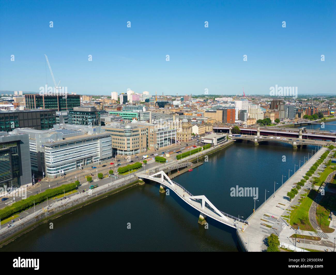 Vista aerea dal drone dello skyline del centro di Glasgow lungo il fiume Clyde all'IFSD , International Financial Services District a Broomielaw, Scozia, U. Foto Stock