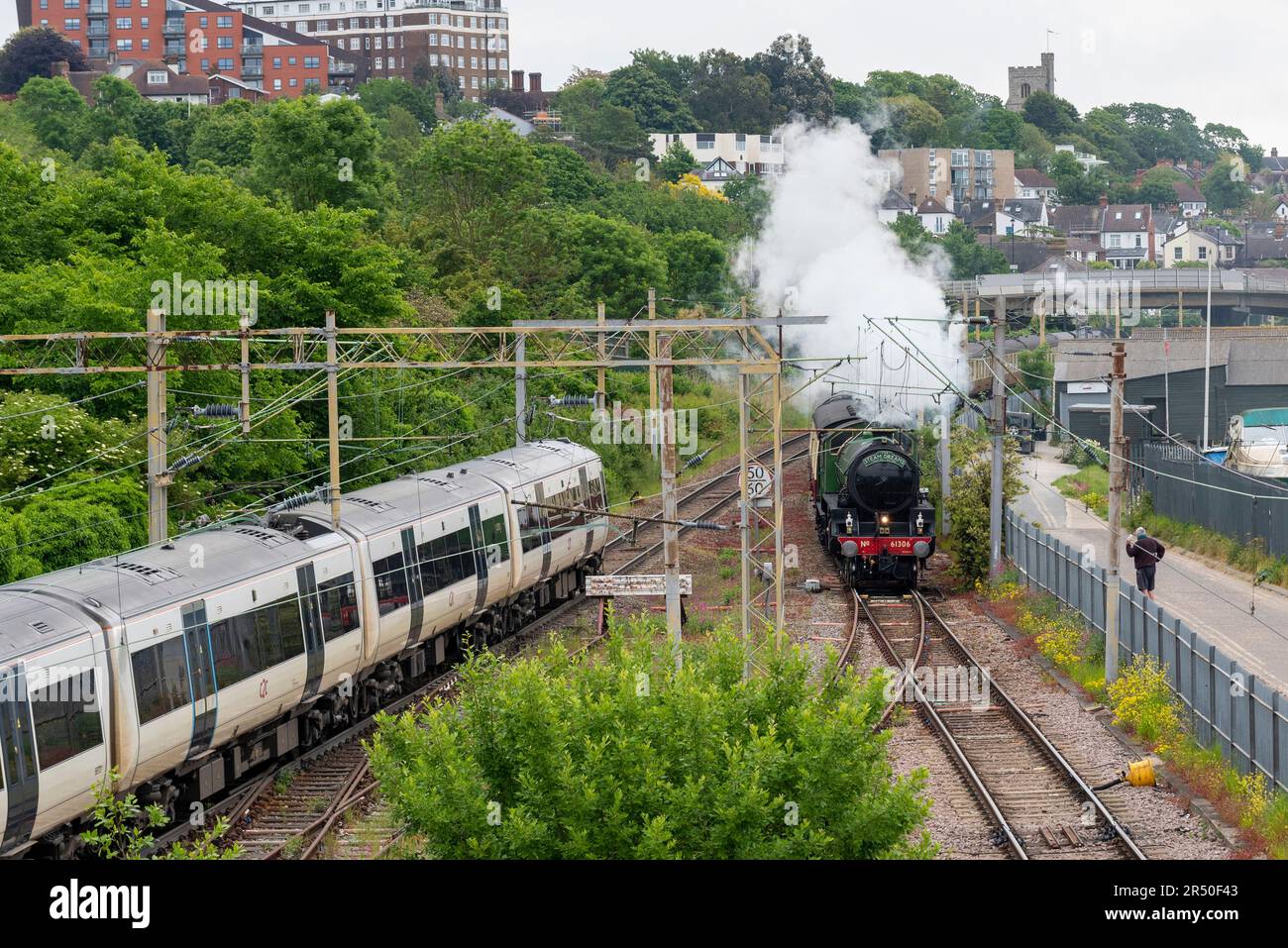 Leigh on Sea, Essex, Regno Unito. 31 maggio 2023. Uno speciale treno a vapore è diretto da Shoeburyness nell'Essex al porto di Portsmouth per dare ai suoi passeggeri la possibilità di visitare la storica città portuale marittima. Il treno è gestito dalla Steam Dreams e trainato dalla LNER Thompson classe B1 numero 61306 chiamato Mayflower, che risplende in una livrea Apple Green. La locomotiva costruita nel 1948 si avvicina alla stazione di Leigh on Sea, dove si mescola con i treni C2C regolari con pendolari mattutini i cui servizi non sono influenzati dagli scioperi odierni. Foto Stock