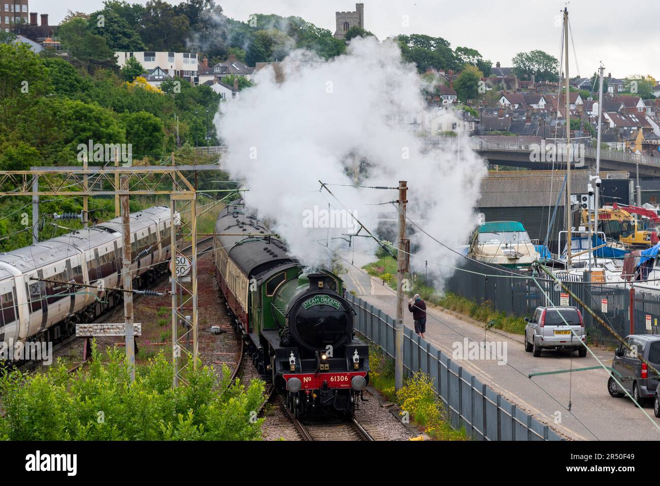 Leigh on Sea, Essex, Regno Unito. 31 maggio 2023. Uno speciale treno a vapore è diretto da Shoeburyness nell'Essex al porto di Portsmouth per dare ai suoi passeggeri la possibilità di visitare la storica città portuale marittima. Il treno è gestito dalla Steam Dreams e trainato dalla LNER Thompson classe B1 numero 61306 chiamato Mayflower, che risplende in una livrea Apple Green. La locomotiva costruita nel 1948 si avvicina alla stazione di Leigh on Sea, dove si mescola con i treni C2C regolari con pendolari mattutini i cui servizi non sono influenzati dagli scioperi odierni. Foto Stock