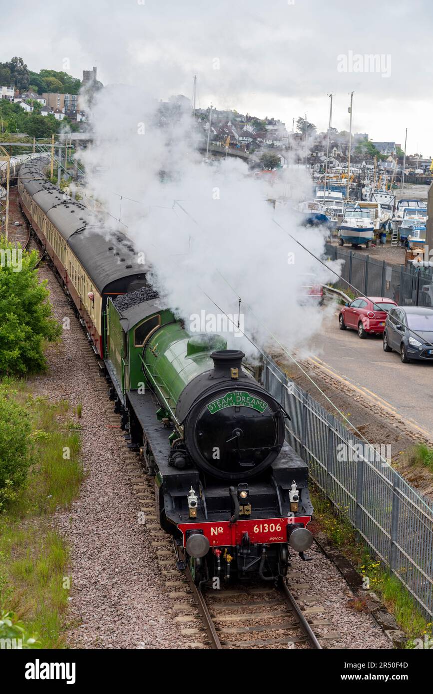 Leigh on Sea, Essex, Regno Unito. 31 maggio 2023. Uno speciale treno a vapore è diretto da Shoeburyness nell'Essex al porto di Portsmouth per dare ai suoi passeggeri la possibilità di visitare la storica città portuale marittima. Il treno è gestito dalla Steam Dreams e trainato dalla LNER Thompson classe B1 numero 61306 chiamato Mayflower, che risplende in una livrea Apple Green. La locomotiva costruita nel 1948 si avvicina alla stazione di Leigh on Sea Foto Stock