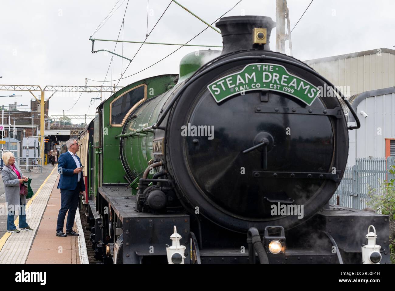 Leigh on Sea, Essex, Regno Unito. 31 maggio 2023. Uno speciale treno a vapore è diretto da Shoeburyness nell'Essex al porto di Portsmouth per dare ai suoi passeggeri la possibilità di visitare la storica città portuale marittima. Il treno è gestito dalla Steam Dreams e trainato dalla LNER Thompson classe B1 numero 61306 chiamato Mayflower, che risplende in una livrea Apple Green. La locomotiva costruita nel 1948 si vede qui alla stazione di Leigh on Sea, che prende l'acqua per il suo viaggio, dove si mescolava con i normali treni C2C con pendolari mattutini i cui servizi non sono influenzati dagli scioperi di oggi. Foto Stock
