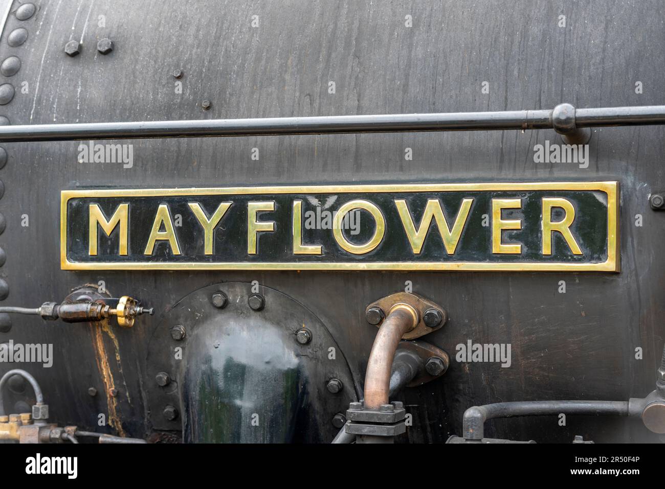 Leigh on Sea, Essex, Regno Unito. 31 maggio 2023. Uno speciale treno a vapore è diretto da Shoeburyness nell'Essex a Portsmouth Harbour. Il treno è gestito dalla Steam Dreams e trainato dalla LNER Thompson classe B1 numero 61306 chiamato Mayflower, che risplende in una livrea Apple Green.locomotiva costruita nel 1948 Foto Stock